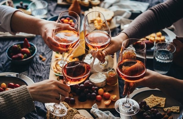 uống rượu vang ăn gì